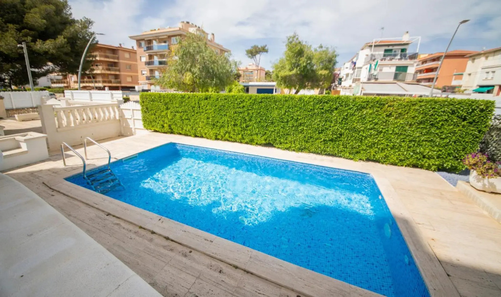 R126 Beachfront Apartment Sant Salvador