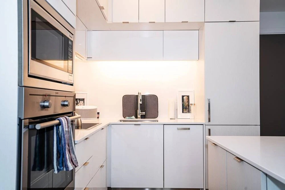 Modern 1 Bedroom Condo With CN Tower Views