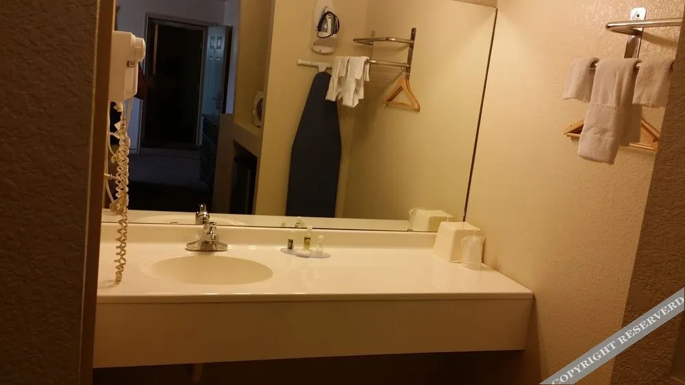 Country Hill Inn and Suites