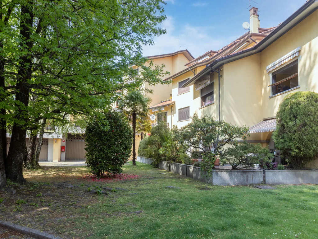 Snug apartment in Lesa with balcony