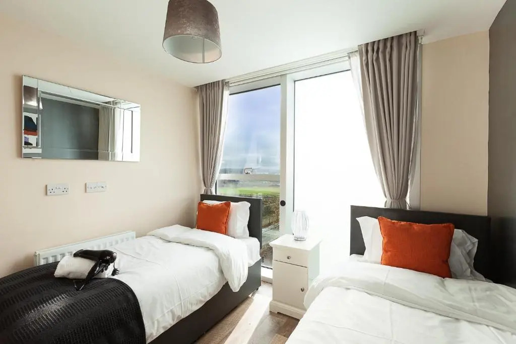 2 Bedroom 2 Bathroom Apartment in Central Milton Keynes with Free Parking and Smart TV - Contractors, Relocation, Business Travellers