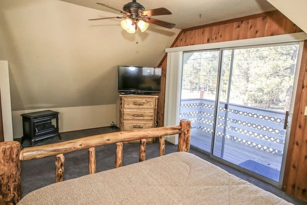 Village Hideaway - Perfectly cozy cabin with a beautiful location, walking distance to everything