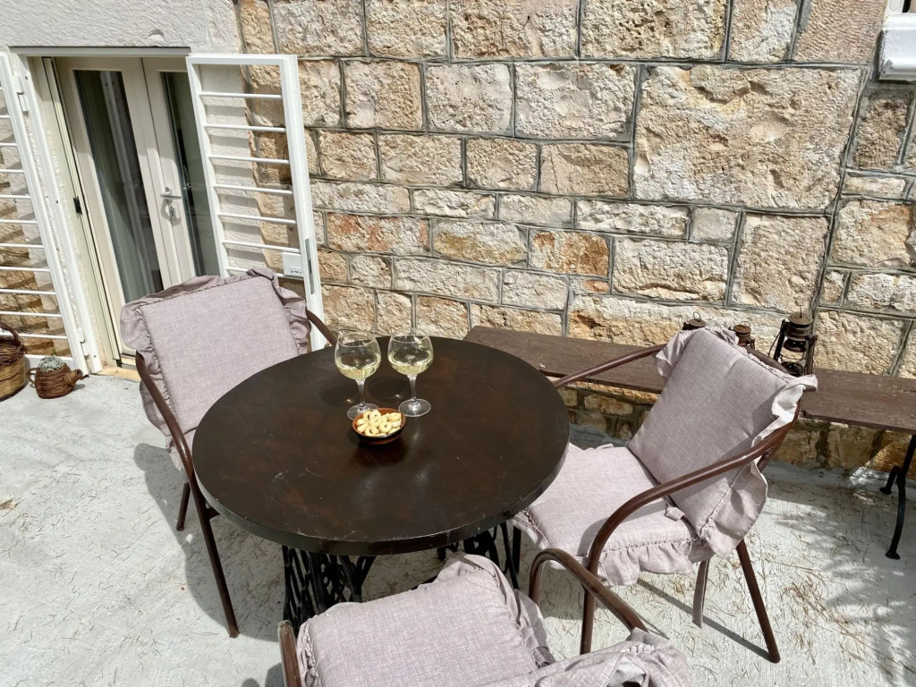 historic residence, surrounded by greenery, suitable for couples, relaxation guaranteed-Dimora Dalia