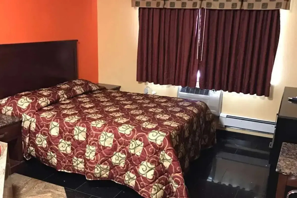 Travelodge by Wyndham Avenel Woodbridge