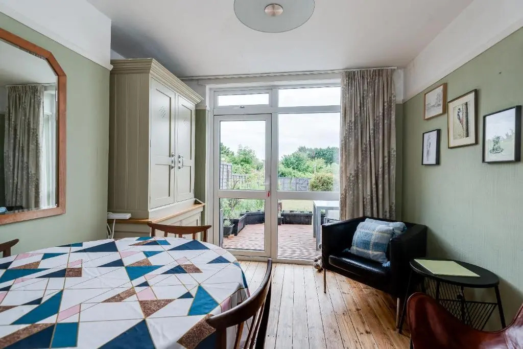 Cheerfull 3-bedroom Home With Parking Garden