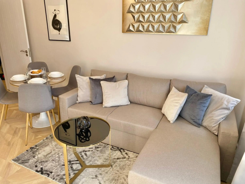 Business & Family Apartment for 6 Guests with Free Parking