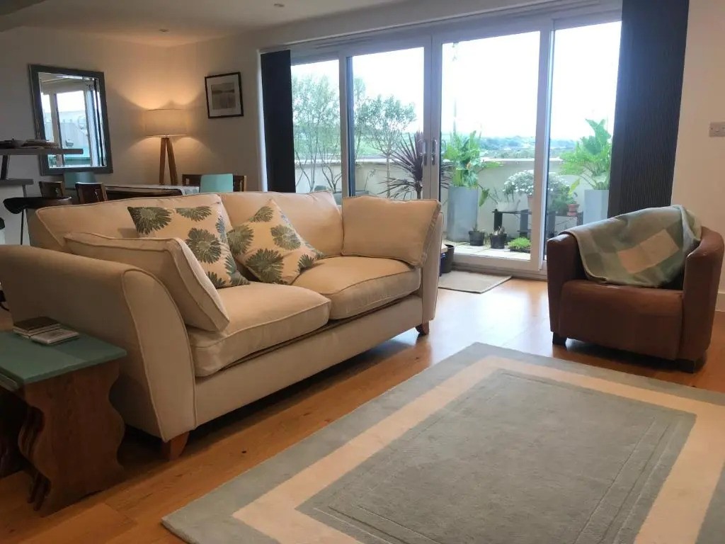 Modern apartment with stunning views, close to amenities and St Ives