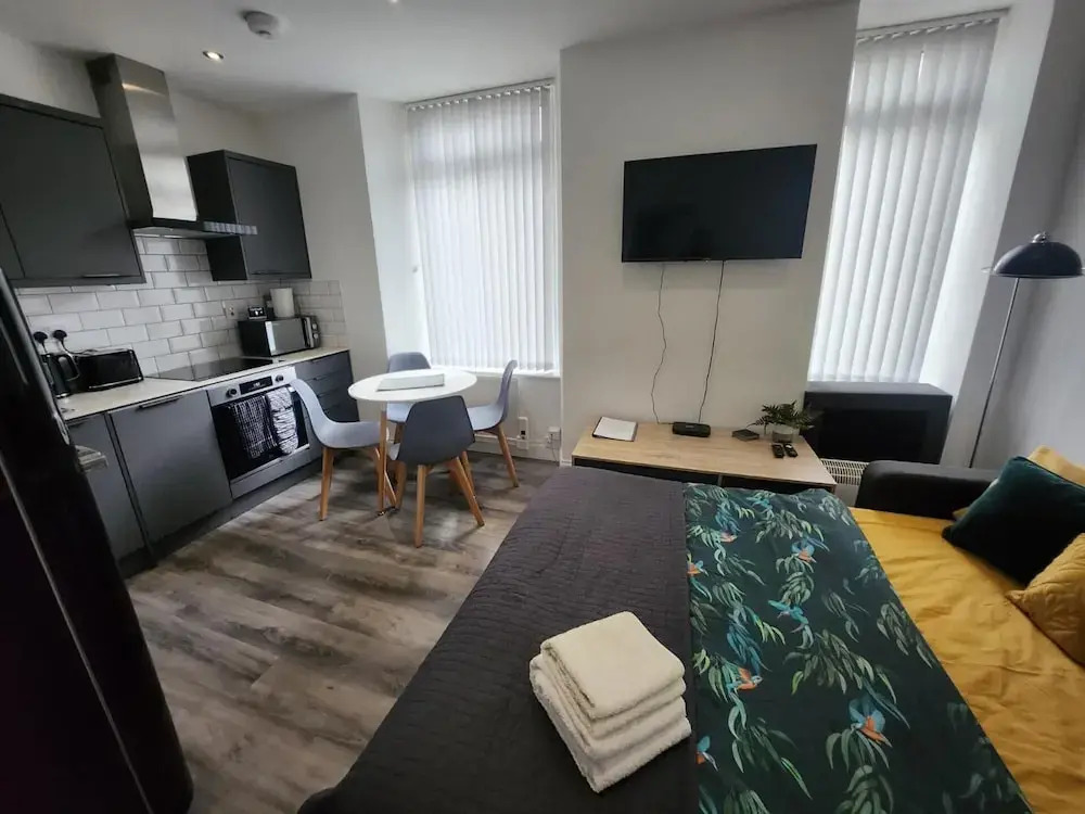 Bright & Stylish 1-bed Apt W/free Parking & Wi-fi