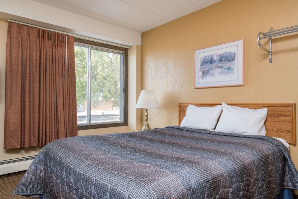 Super 8 by Wyndham Owatonna