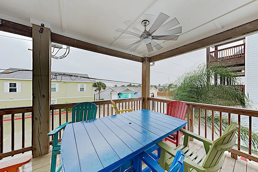 Roomy and Coastal in Port A by RedAwning