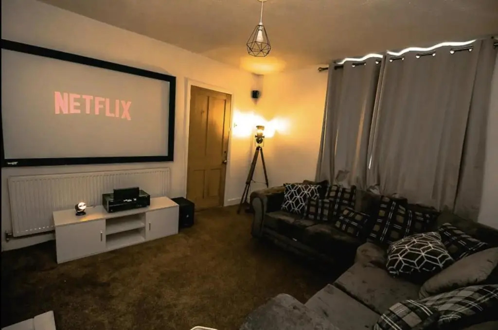 Large Stunning City Centre House With Cinema Room
