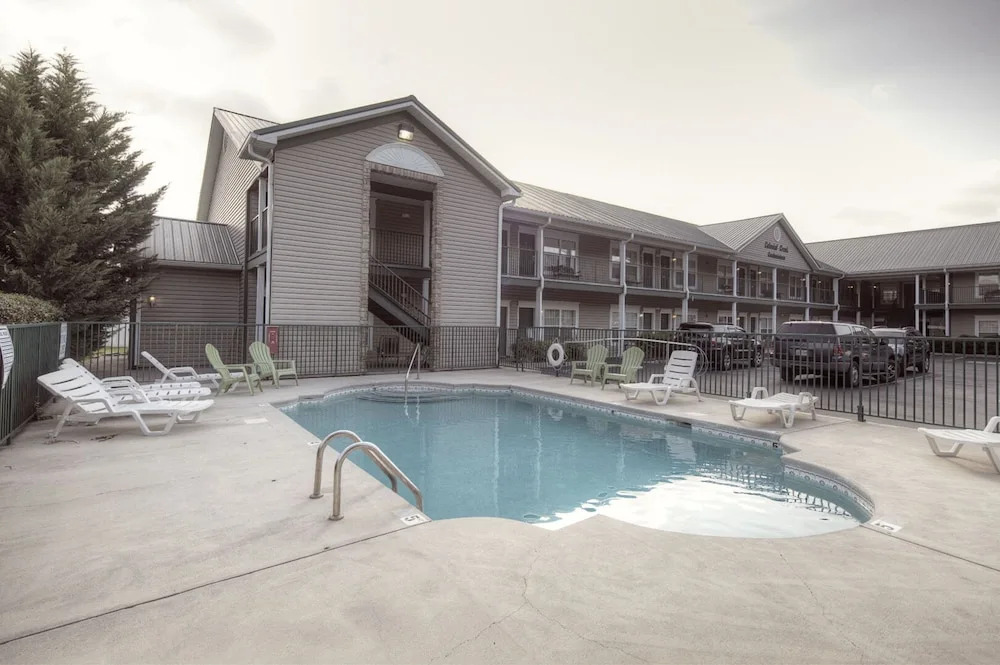 Colonial Crest Condo 104 by Heritage Cabin Rentals