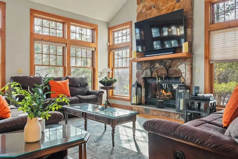 Mountain Escape With Game Room, Balcony & Stunning Views in the Poconos Christina