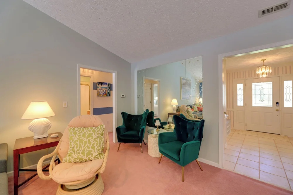 Pine Knoll Shores Getaway - Walk to Beach!