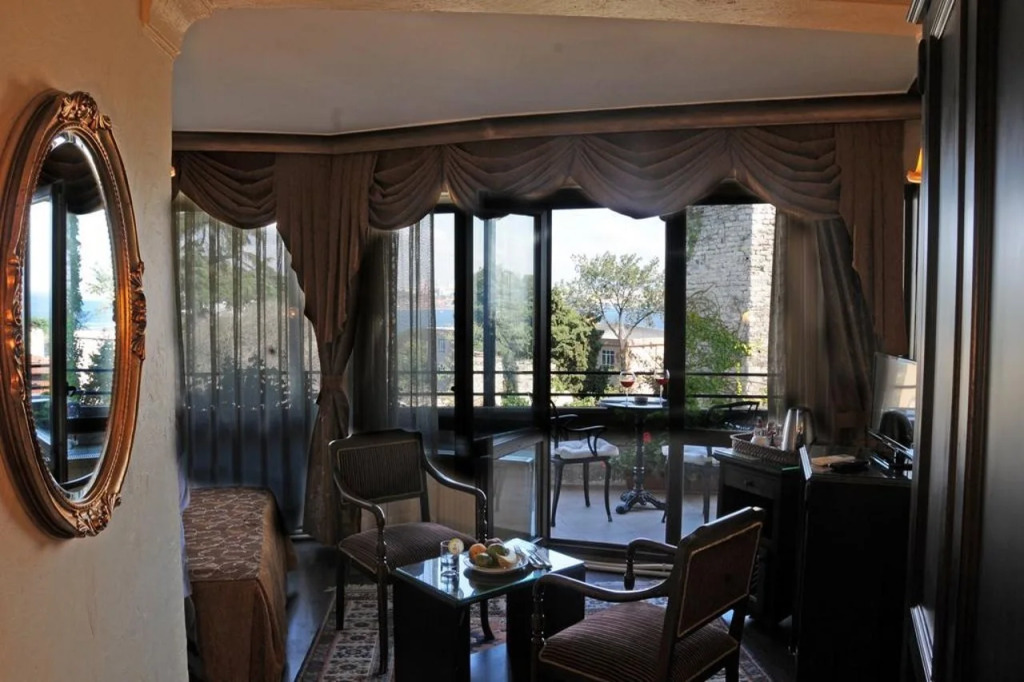 Megara Palace