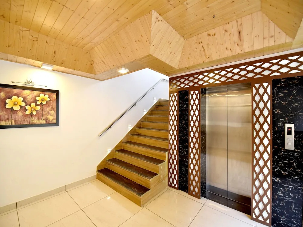 OYO 13091 Manali Grand