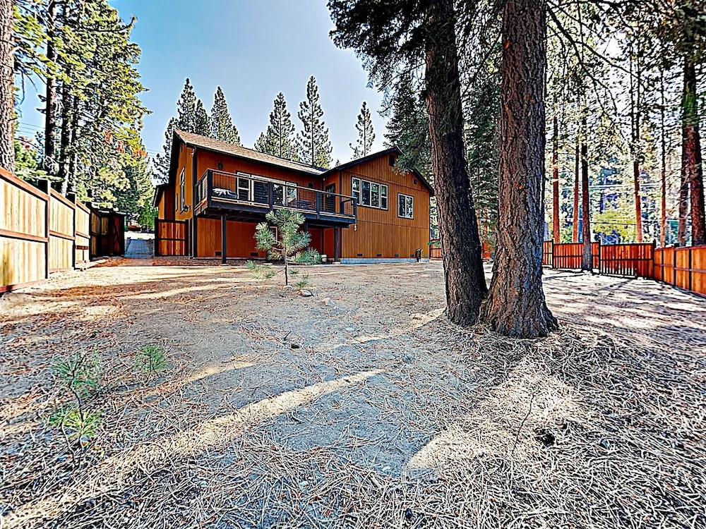New Listing! Stylish All-season Oasis, Near Slopes 3 Bedroom Home