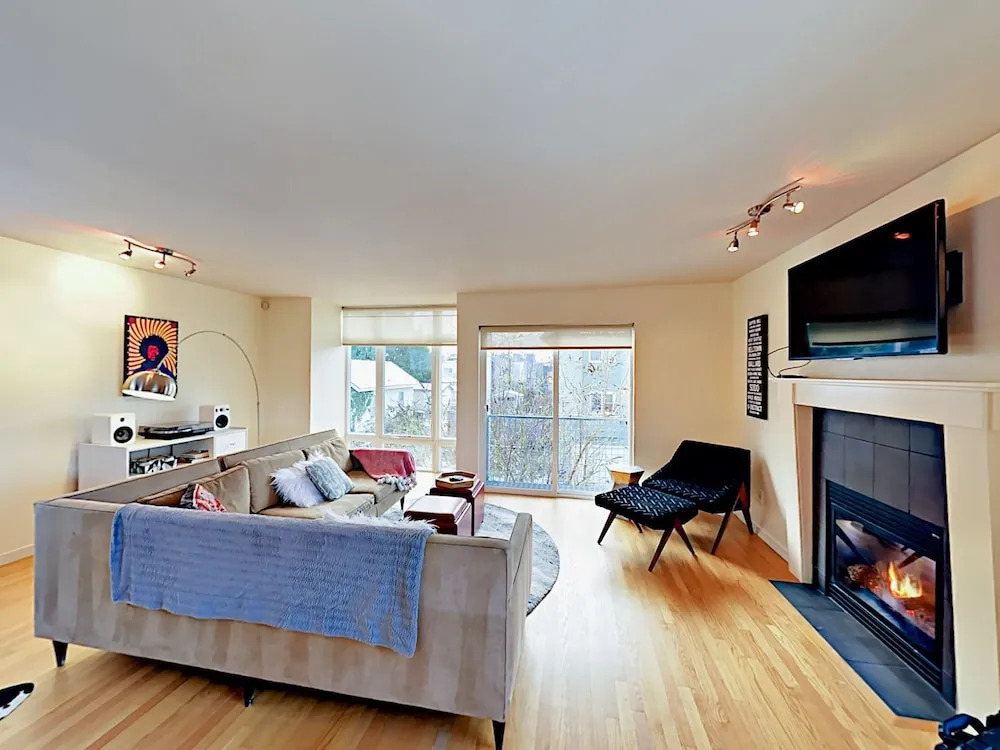 THE Seattle House a Modern Airy Urban Retreat by RedAwning
