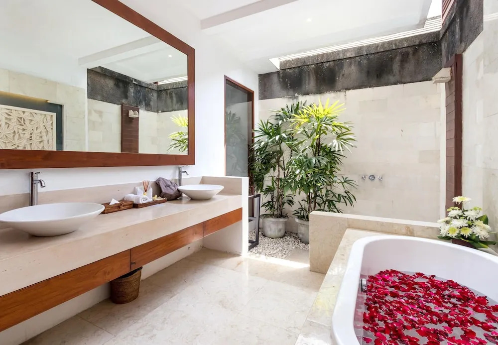 Villa Rubina - Luxury Pool Villa in Batu Belig Next to the Beach