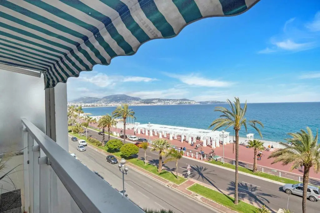 La Prom - a two bedroom apartment with a sea view