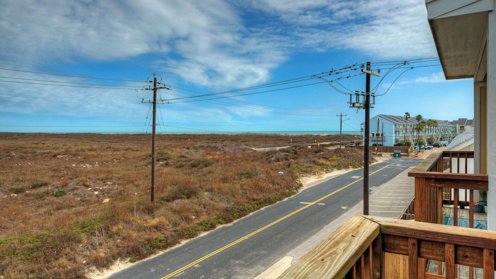 Ocean's 96 by Avantstay Heated Pool + Foosball Table + Media Room + Walk to North Padre Beach
