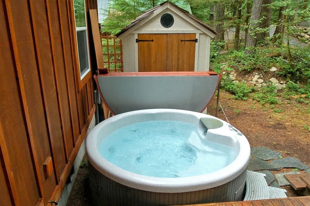 Glacier Springs Cabin 2bedrooms, 2 Baths - hot tub & Pet Friendly!