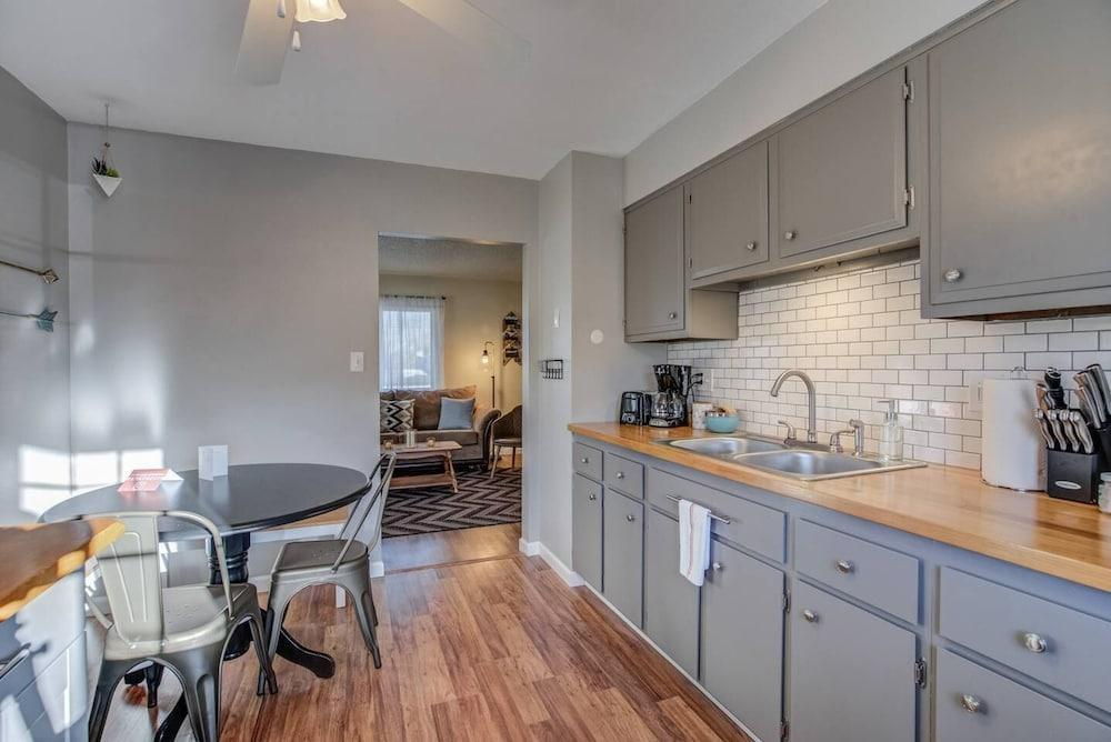 2BR Aptmt Parks Private Deck, Mountain Views!