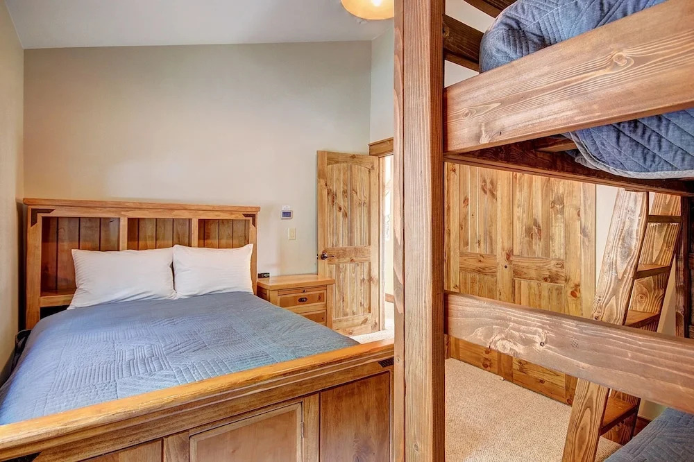 Mountain View Lodge 4 Bedroom Home by RedAwning