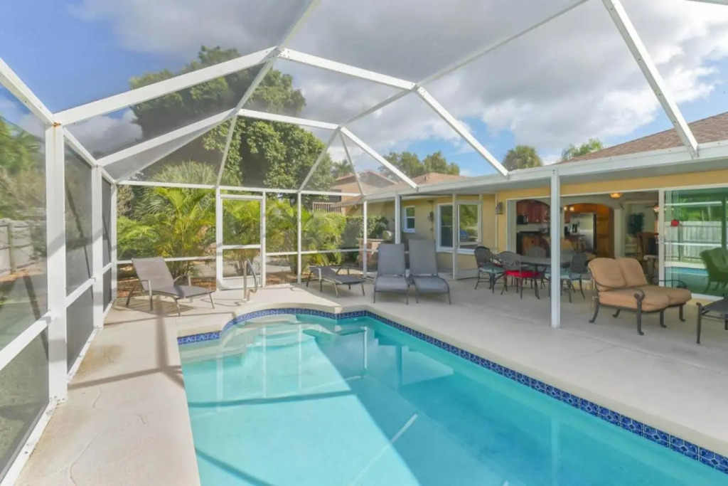 Heated Pool Home - Perfect Location - Walk to Beach, Restaurants and More