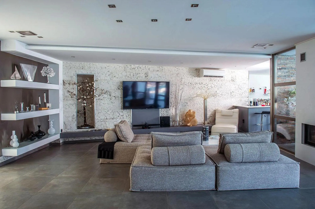 Amazing 4 bedroom villa very close to the beach