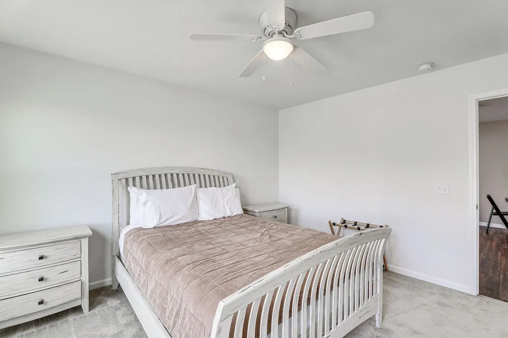 Pet-friendly Ladson Home: 23 Mi to Charleston!