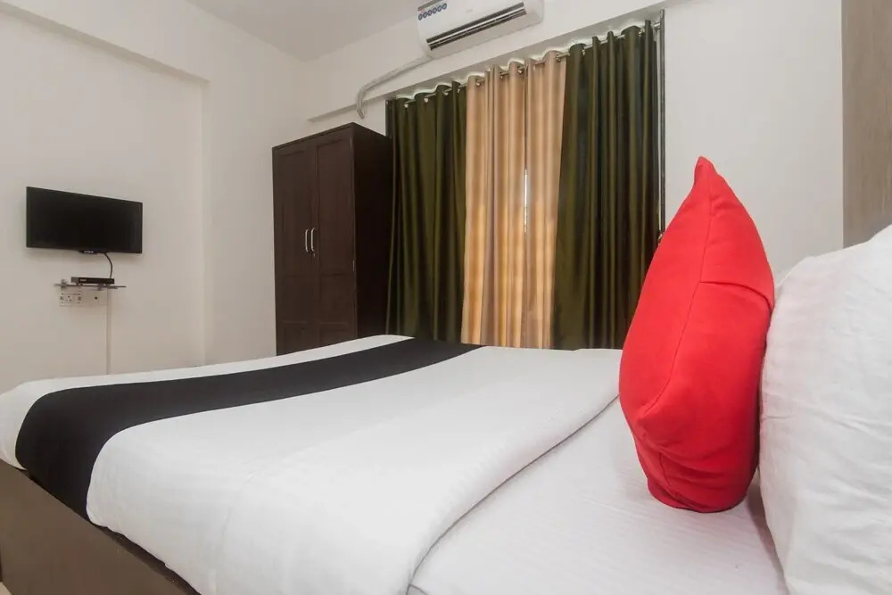 Iris Suites by OYO Rooms