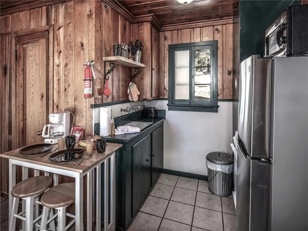 Perfect Cabin, 2 Bedrooms, Fireplace, Midtown, Sleeps 5