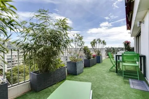 Wonderful fully renovated 2BR on the last floor.