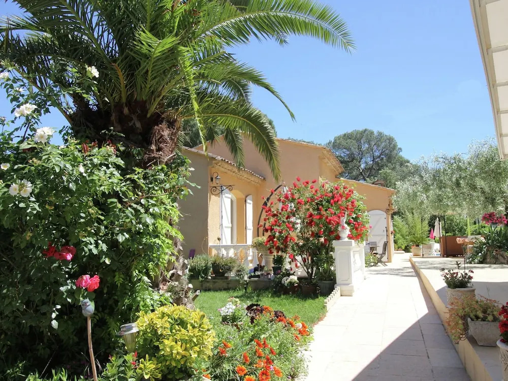 Cozy Holiday Home at Roquebrune-sur-argens With Pool