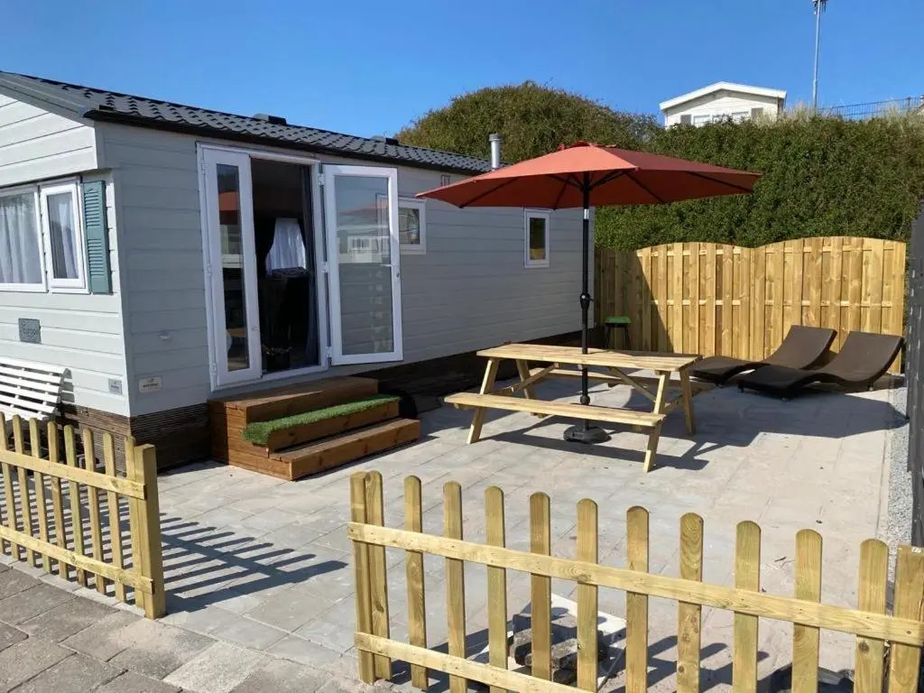 Luxe Chalet op camping Duindoorn, IJmuiden aan Zee, in de buurt van F1 circuit Zandvoort en Bloemendaal op loopafstand strand