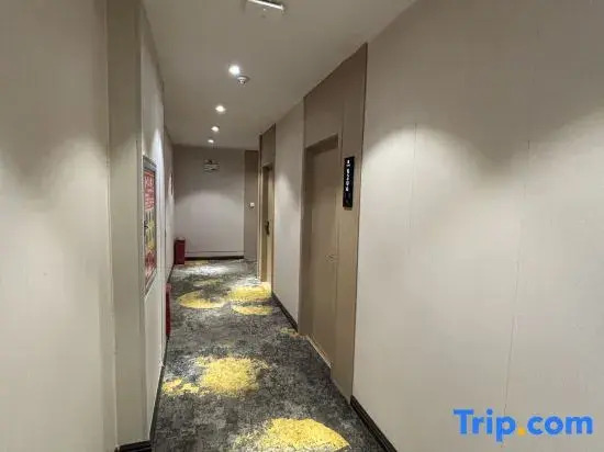 Huayi Hotel (Minquan Renmin Road)