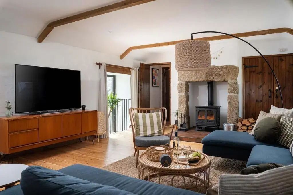 Spacious barn conversion, walk to 3 beaches