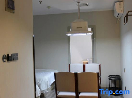 Shanghai City Light Luxury Hotel (Fudan Affiliated Pediatric Hospital Hongxin Road Subway Station)