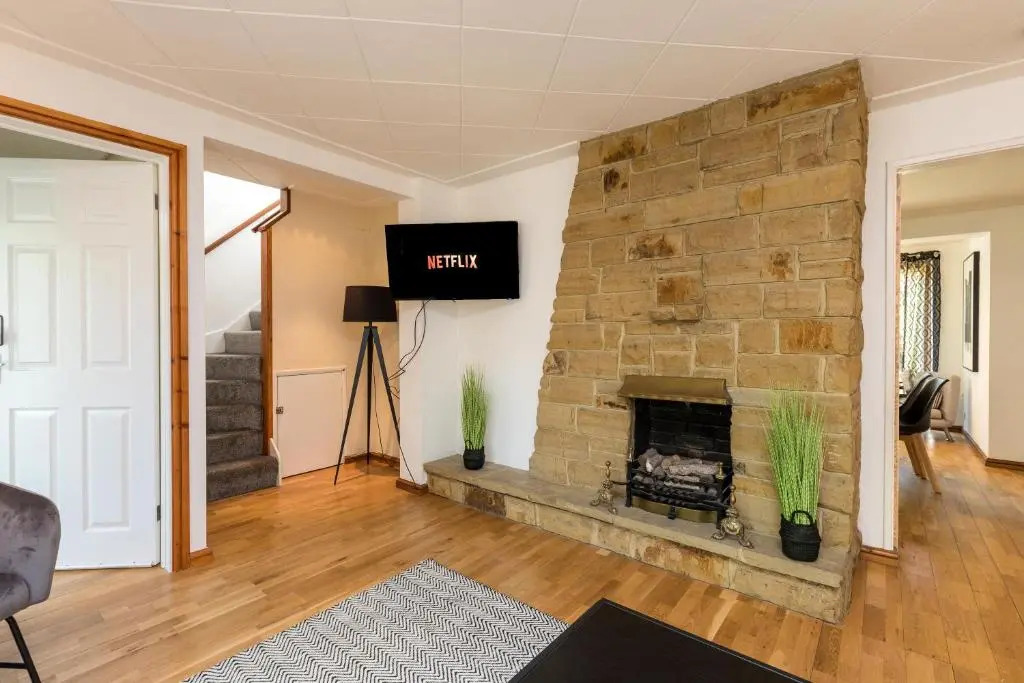Findon House Spacious 3 bedroom, contractor, relocations friendly,10mins from GATWICK Airport, free parking, WIFI, garden, CRAWLEY