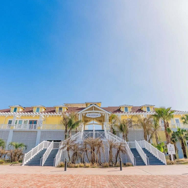 Resort Living on the Bay 2 bed 2 Bath Gorgeous Views Heated Infinity Pool Beach Access