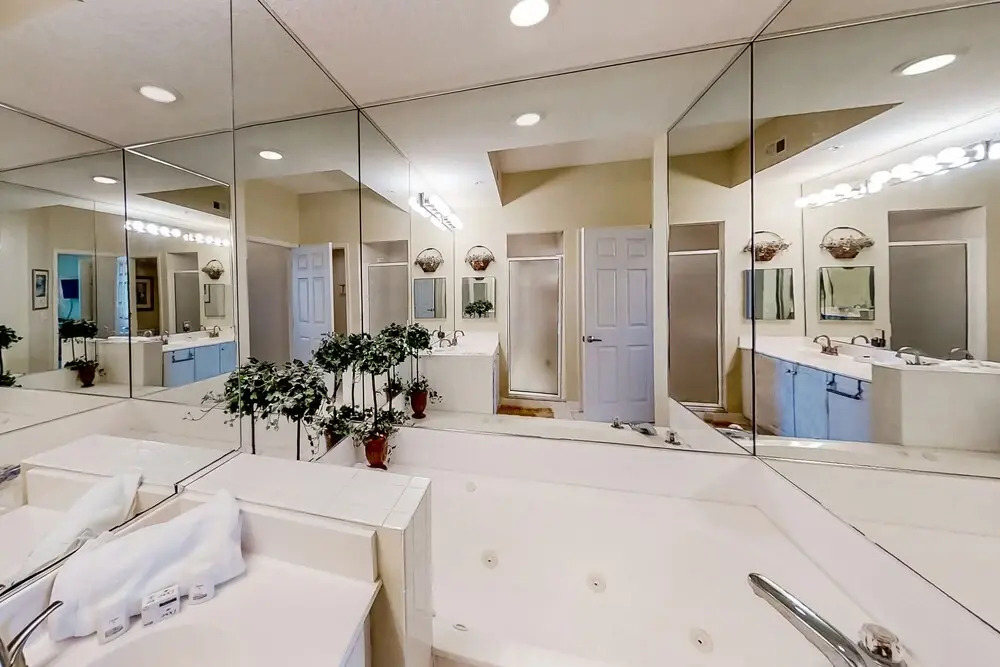 Oceanfront, 2nd-floor Condo With Balcony, Hdtvs, Wifi, AC & Shared Pool