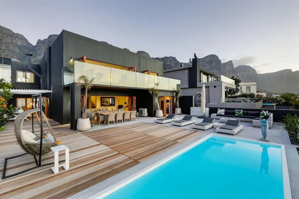 Jo Leo - Camps Bay Lux Villa with views & pool
