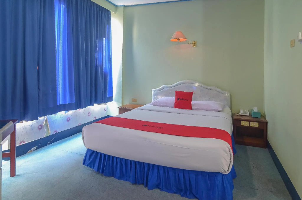 RedDoorz near Tugu Naga Singkawang