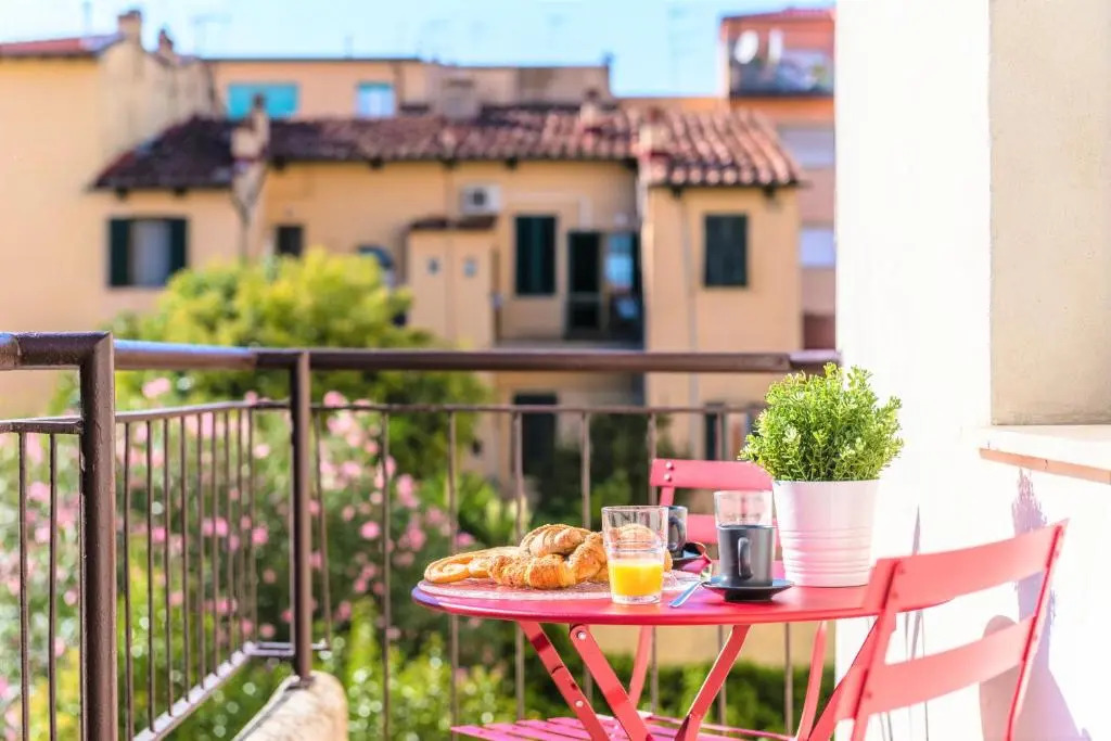 Hostly - ColorHome Pisa Midtown - Unique 3 Rooms with 3 Private Bathrooms