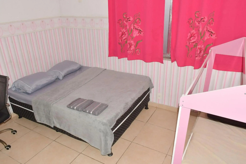 Quarto em residência tranquila e familiar