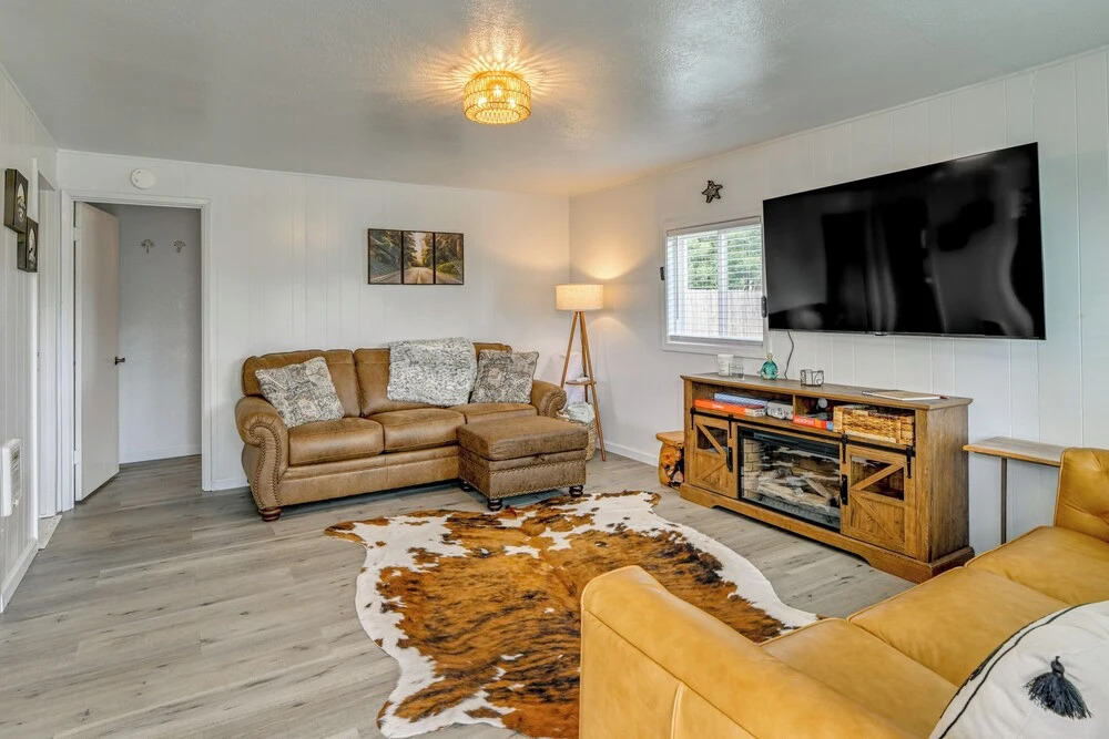 Near Ocean & Redwood National Park! Home w/ Yard