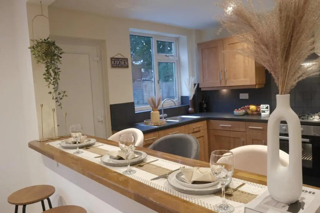 Byron House- Close to M60 and Supermarket