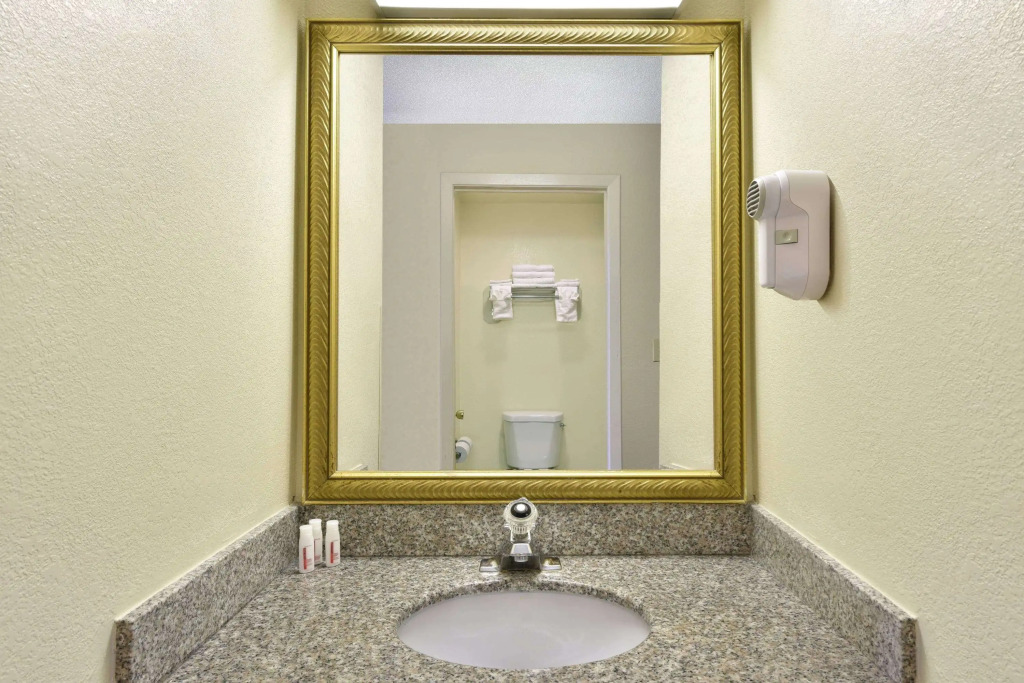Howard Johnson by Wyndham Allentown/Dorney Hotel & Suites