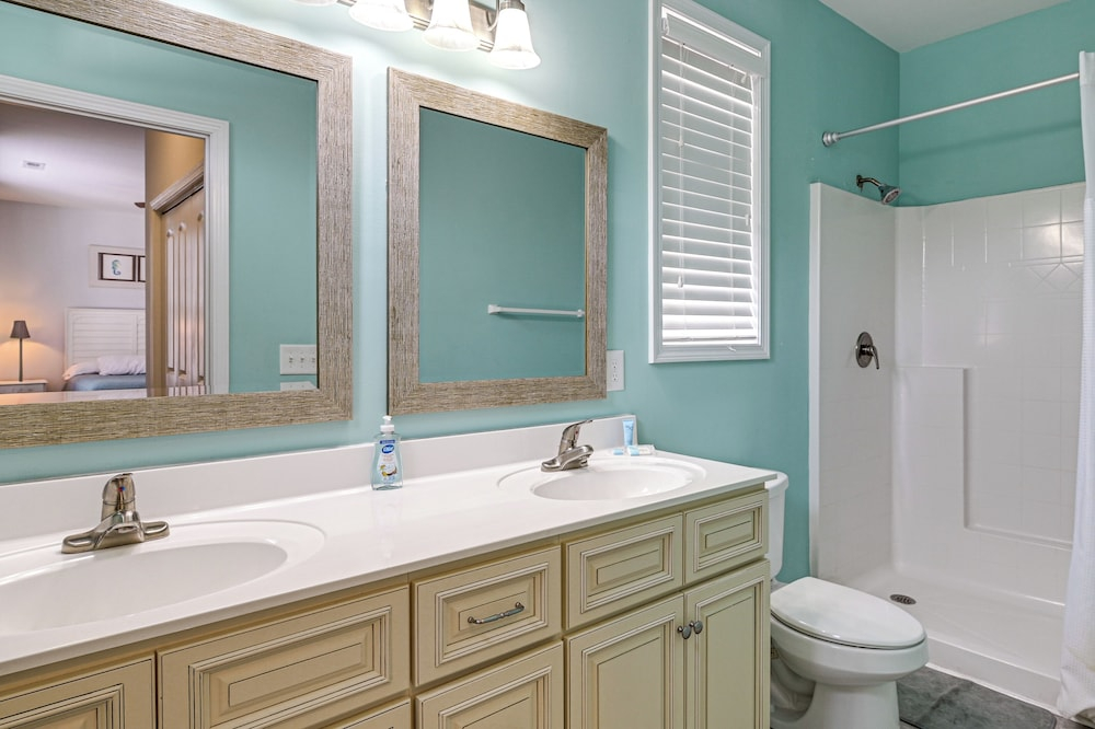 1 Block to Shore: Myrtle Beach Home w/ Pool Access